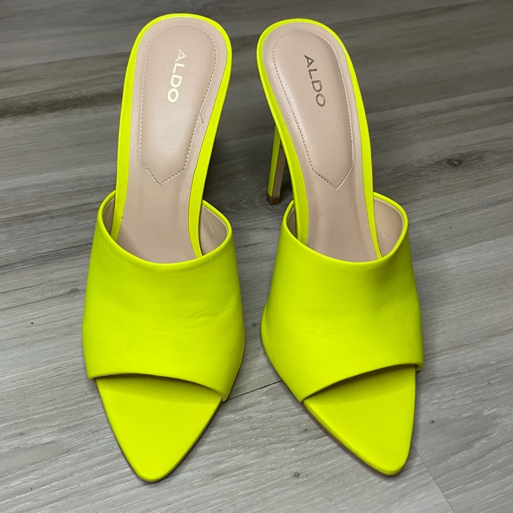 Beautiful Lime green/yellow pointy Aldo heels.